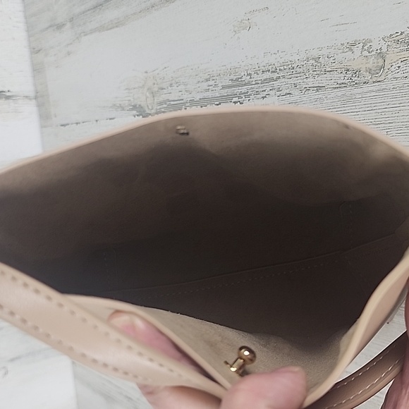 Samara tan faux leather small crossbody purse bag adjustable strap open design - Picture 10 of 10